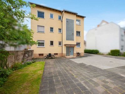 Mehrfamilienhaus mit 5 Garagen &amp; 3 Wohneinheiten – Ihr Investment in Hanau-Steinheim!