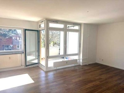* RUHIG & GRÜN IM BELIEBTEN BUCKOW: APPARTEMENT MIT EINBAUKÜCHE, WANNENBAD & SONNENBALKON! *