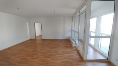 „Neuer Wohntraum: 2-Zimmer-Wohnung mit Wintergarten und offener Küche enthüllt!“