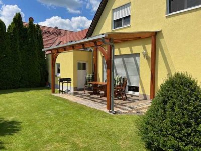 Haus mit Garage und Gartenhaus