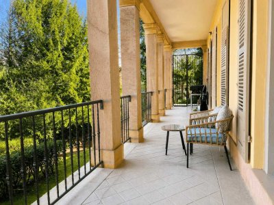 Exklusive Wohnung mit umlaufender Terrasse und parkähnlichem Garten
