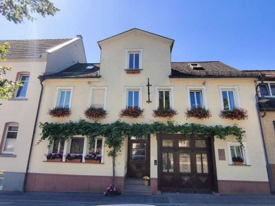 Eltville: Zwei Häuser! Wohnen / Arbeiten in historischem Ambiente, schöner Innenhof, herrl. Garten