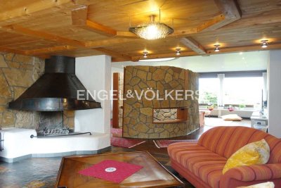 Bestens gepflegter Bungalow mit ein bis drei Wohneinheiten, umrahmt von einer grünen Oase der Ruhe