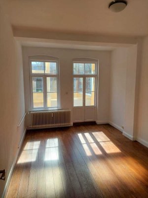 Geschmackvolle 2-Zimmer-Wohnung mit Wintergarten und großem Balkon in Kiel. Provisionsfrei