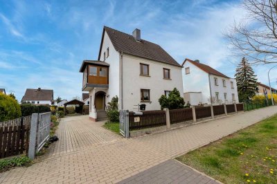 Ein- bis Zweifamilienhaus mit Garage und Carport – Viel Platz für Ihre Wohnträume!