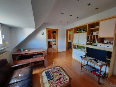 Schöne 2 Zimmer Dachgeschosswohnung in Frankfurt am Main!