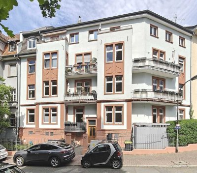 *** Altbau-Perle mit neuwertiger EBK, 2 Balkonen & eigenem kleinen Garten! ***