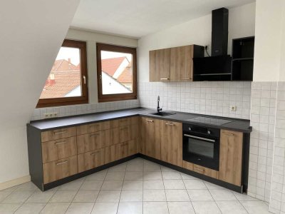 Gepflegte 2-Zimmer-Dachgeschosswohnung mit Parkett und Einbauküche in Heilbronn