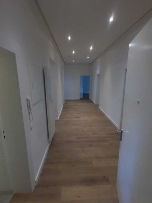 Attraktive 4-Zimmer-Hochparterre-Wohnung mit Balkon und Wintergartenin Karlsruhe