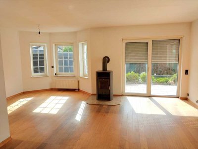 Zentral gelegenes Zuhause auf 750 m² mit zwei Garagen – Ihr Traumhaus wartet!