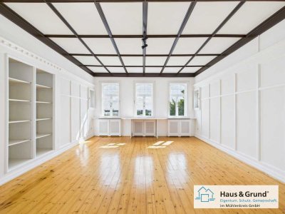 Wohnen mit Stil und Geschichte - Exklusive Dachgeschosswohnung in eleganter Altbauvilla