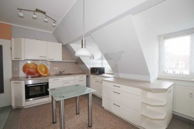 Zauberhafte Dachgeschoss-Wohnung mit großem Wohnbereich, Einbauküche und Balkon