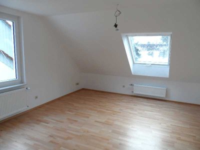 Helle Dachgeschoss Wohnung in guter Lage