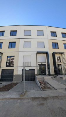 Erstbezug: Townhouse am Britzer Garten -  4 Etagen mit Garten, Terrassen,  Garage & Keller