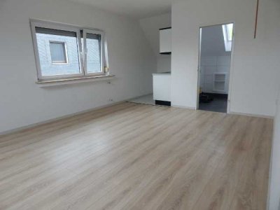1-Raum-DG-Wohnung in Leverkusen-Bergisch-Neukirchen mit Küchennische und Bad