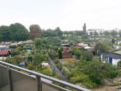 Schöne vier Zimmer Wohnung mit Fußbodenheizung, Gäste-WC mit Dusche und Balkon!