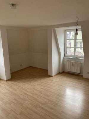Schmucke 2-Raum-Dachgeschosswohnung sucht neue Bewohner. Küche und Bad mit Fenster, Wanne und Aufzug