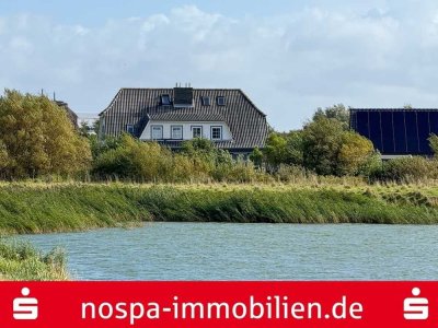 Doppelhaushälfte zzt. in 2 WE aufgeteilt mit Blick auf einen kleine See direkt hinter dem Außendeich