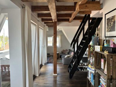 Geschmackvolle Maisonette- Wohnung mit zwei Zimmern sowie Balkon und Einbauküche
