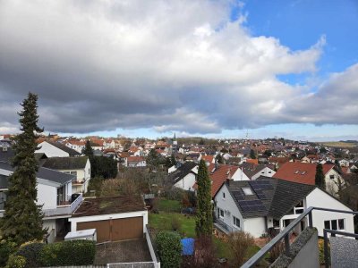 Großzügige, helle DG-Wohnung mit Balkon und Traumblick