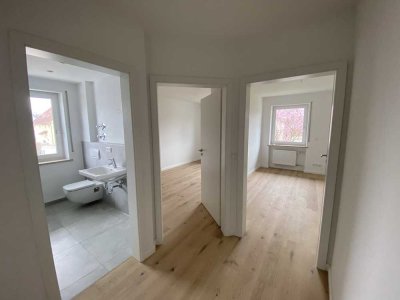 *Sanierte TOP Wohnung* 4-ZKB! mit Gäste-WC und Balkon ! Neue Fenster und Zentralheizung
