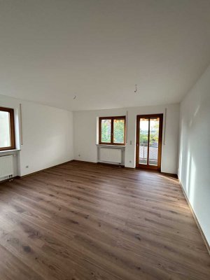 Frisch renovierte 4-Zimmer-Wohnung im 1. Obergeschoss mit Balkon in Kitzingen