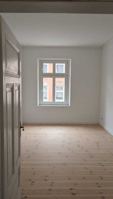 Altbau trifft Neustart – Stilvolle 4-Zimmer-Wohnung mit Stuckdecken, 2 Balkonen & neuer Wärmepumpe