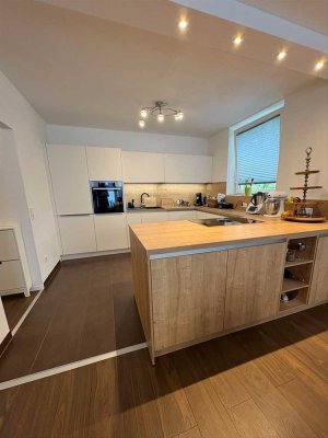 Luxuriöse, voll möblierte 3-Zimmer- Wohnung mit zwei Balkonen und Tiefgarage