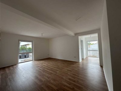 Erstbezug nach Kernsanierung: Stilvolle 3-Zimmer EG Wohnung mit Terrasse und Gartenanteil in Roth