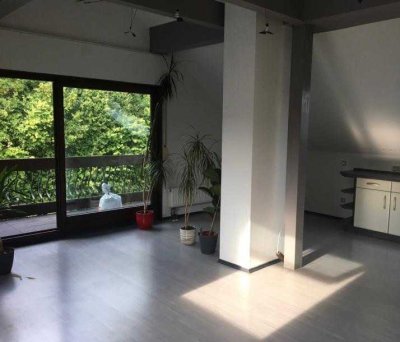 2,5 Zimmer-Dachgeschosswohnung in Böfingen ruhiger, grüner Lage - ideal für zwei Personen