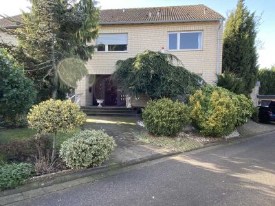 Sehr gepflegtes Einfamilienhaus (DHH) mit 2 Garagen und Garten in BM- Oberaussem ca. 250 m²
