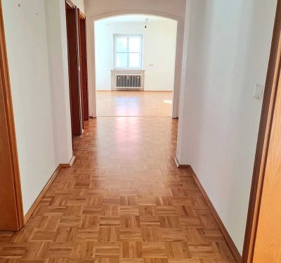 Wohnen und Arbeiten in historischem Ambiente - 3,5-Zimmer Wohnung mit Einbauküche und Garage