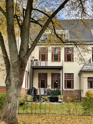 Exklusive 76 qm 2-Zimmer-Wohnung im 1. OG in sanierter Parkvilla im Oxpark-Quartier