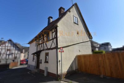 * Weilburg-Kubach! Sanierungsbedürftiges Fachwerkhaus mit Scheune! *