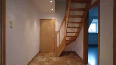 Vollständig renovierte Dachgeschosswohnung mit dreieinhalb Zimmern und Balkon in Oberhausen Zentrum