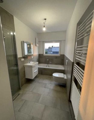 * Moderne Wohnung mit Einbauküche und Balkon - zentral und ruhig gelegen in Rösrath*
