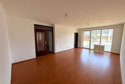 Lichtdurchflutete 3-Zimmer-Wohnung mit Balkon und Außen-Stellplatz