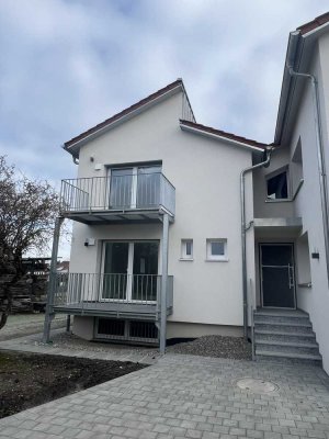 Neuwertige 1-Raum-Erdgeschosswohnung mit Balkon und EBK