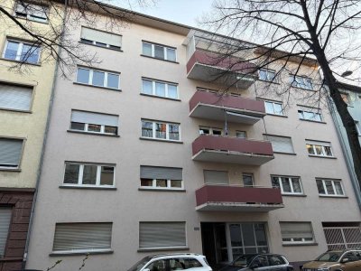 Charmante Dachgeschosswohnung mit Wertsteigerungspotenzial in zentraler Lage