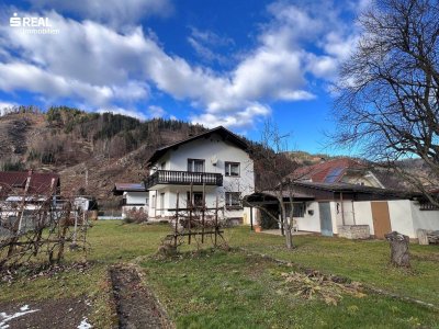Einfamilienhaus mit großem Grundstück und Doppelgarage