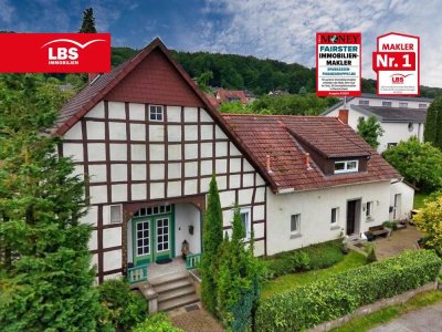 Zweifamilienhaus mit großem Grundstück in ruhiger Lage