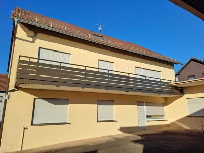 Sanierungsbedürftiges 3 Familienhaus mit Lagerhalle auf großem Grundstück