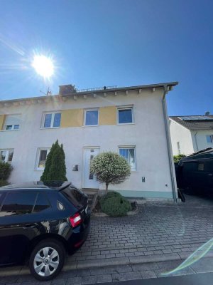 Geräumiges, preiswertes 5-Raum-Reihenendhaus mit gehobener Innenausstattung und EBK in Rösrath