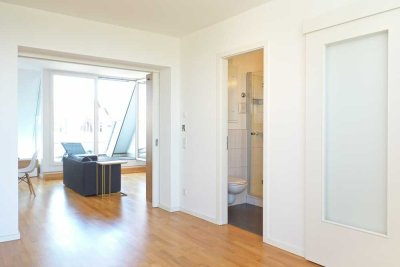 Neuwertige Terrassenwohnung mit zwei Zimmern sowie Balkon und EBK und Klimaanlage in München