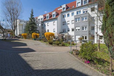 Renditeobjekt in Form einer Pflegeimmobilie: Dachgeschoss-Apartment mit Duschbad