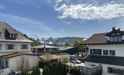 Erstbezug: 2,5-Zimmer-Dachgeschossloft mit Südbalkon und Hochgratblick im Herzen von Oberstaufen