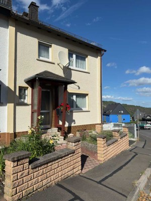 Gepflegte Doppelhaushälfte mit Garage auf Eckgrundstück in Idar-Oberstein