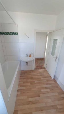 ETW   97 m² , 3 helle Zimmer,  Küche, Bad  mit Fenster  / Fernwärme / an der Fahrradstraße