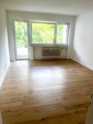 ++ Renovierte, helle 2-Zimmer Wohnung mit Süd-Balkon und Stellplatz!