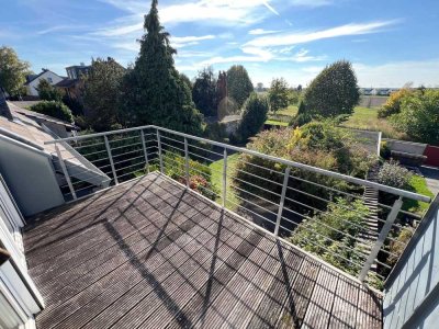 Rodenkirchen-Weiß: Attraktives Ein-/Zweiparteienhaus mit herrlichem 633 qm Grundstück und Garage !